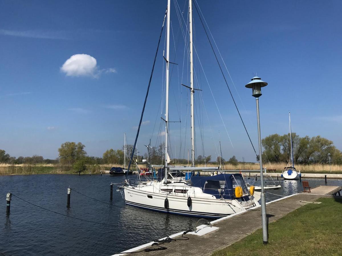 Blick Auf Yachthafen An Der Ostsee Ueckermünde Buitenkant foto