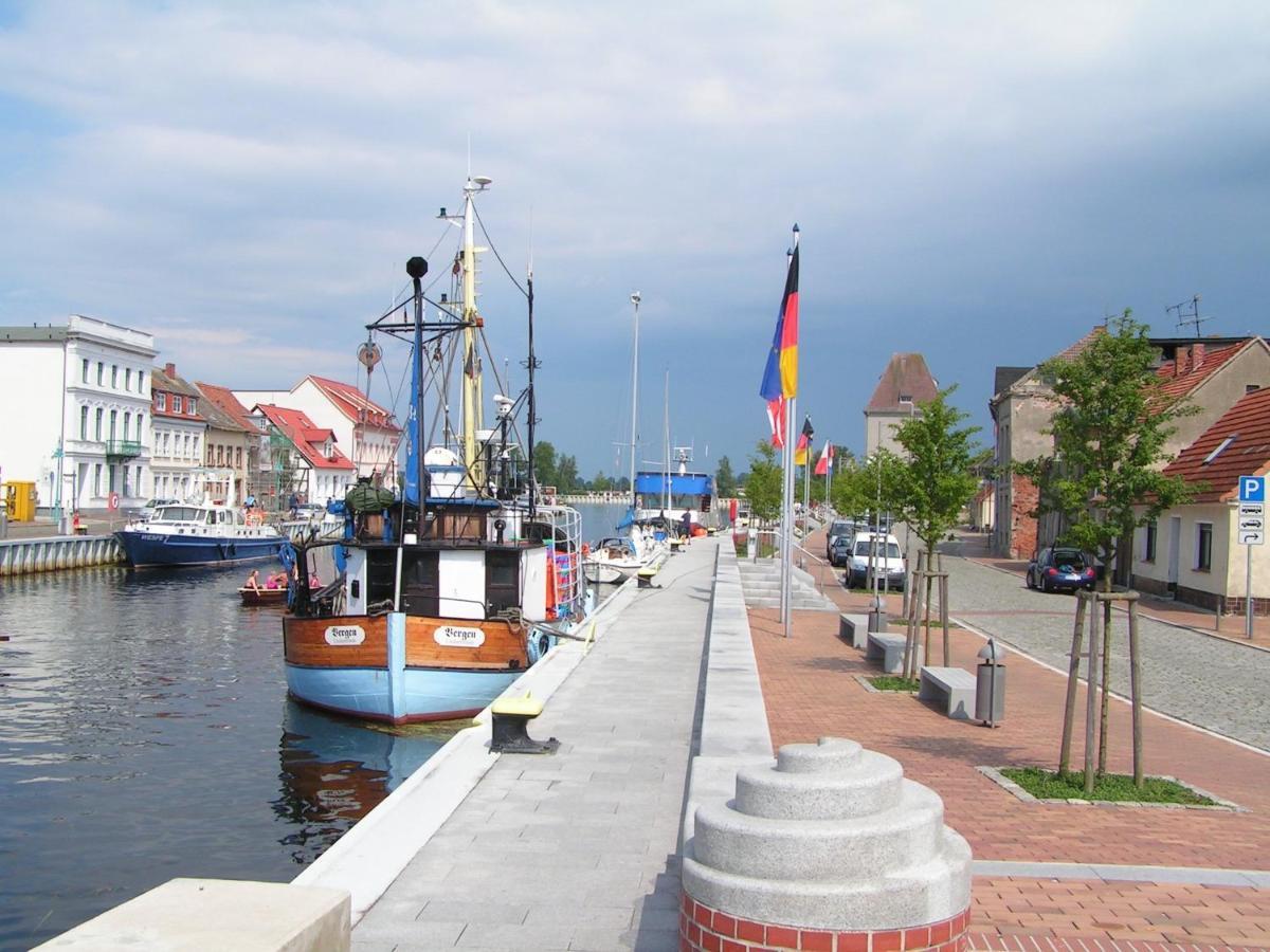 Blick Auf Yachthafen An Der Ostsee Ueckermünde Buitenkant foto